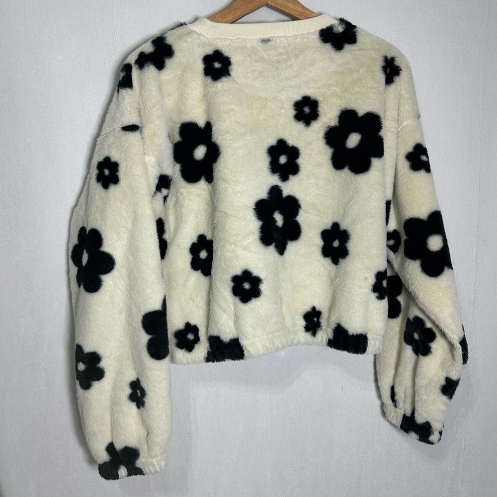 Stitch & Pine Womens Faux Fur Floral Sweatshirt Cream Black Daisy J16485VHTE M - Picture 2 of 4